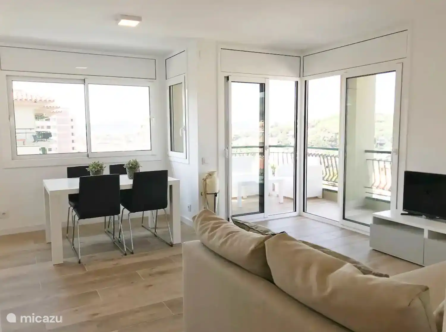 Viele Fenster und Glasschiebetüren, damit die Wohnung wunderbar hell ist