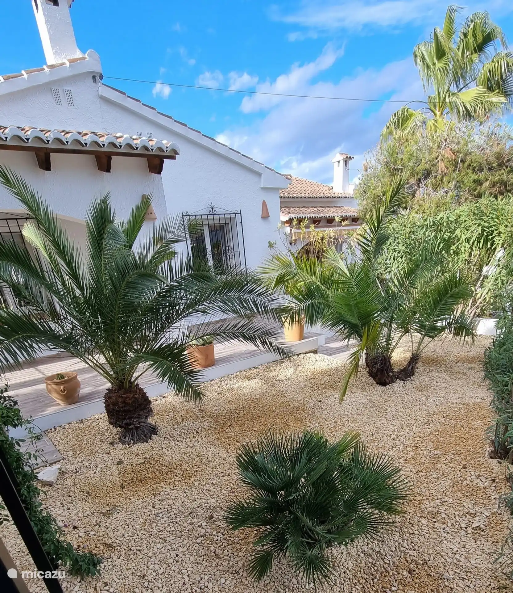 Le jardin confortable à l’avant 