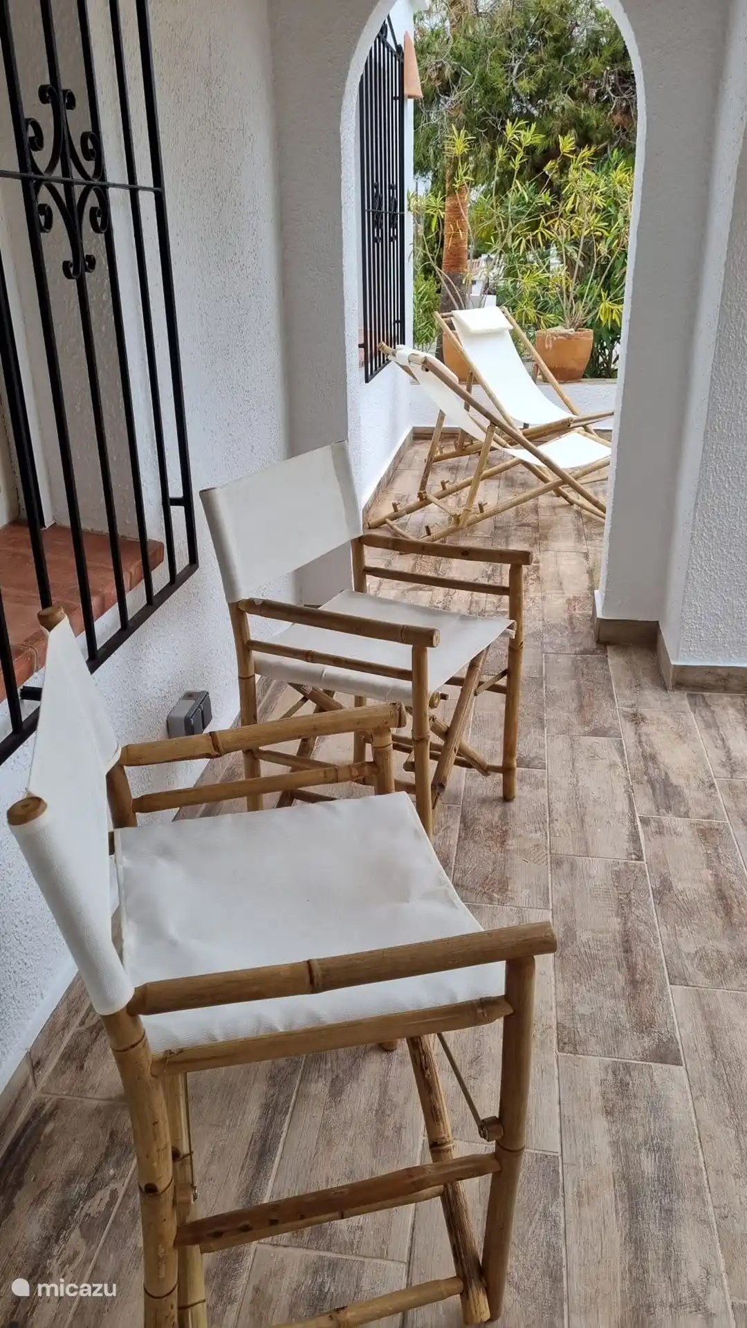 Terrasse couverte en face pour un café au soleil du matin