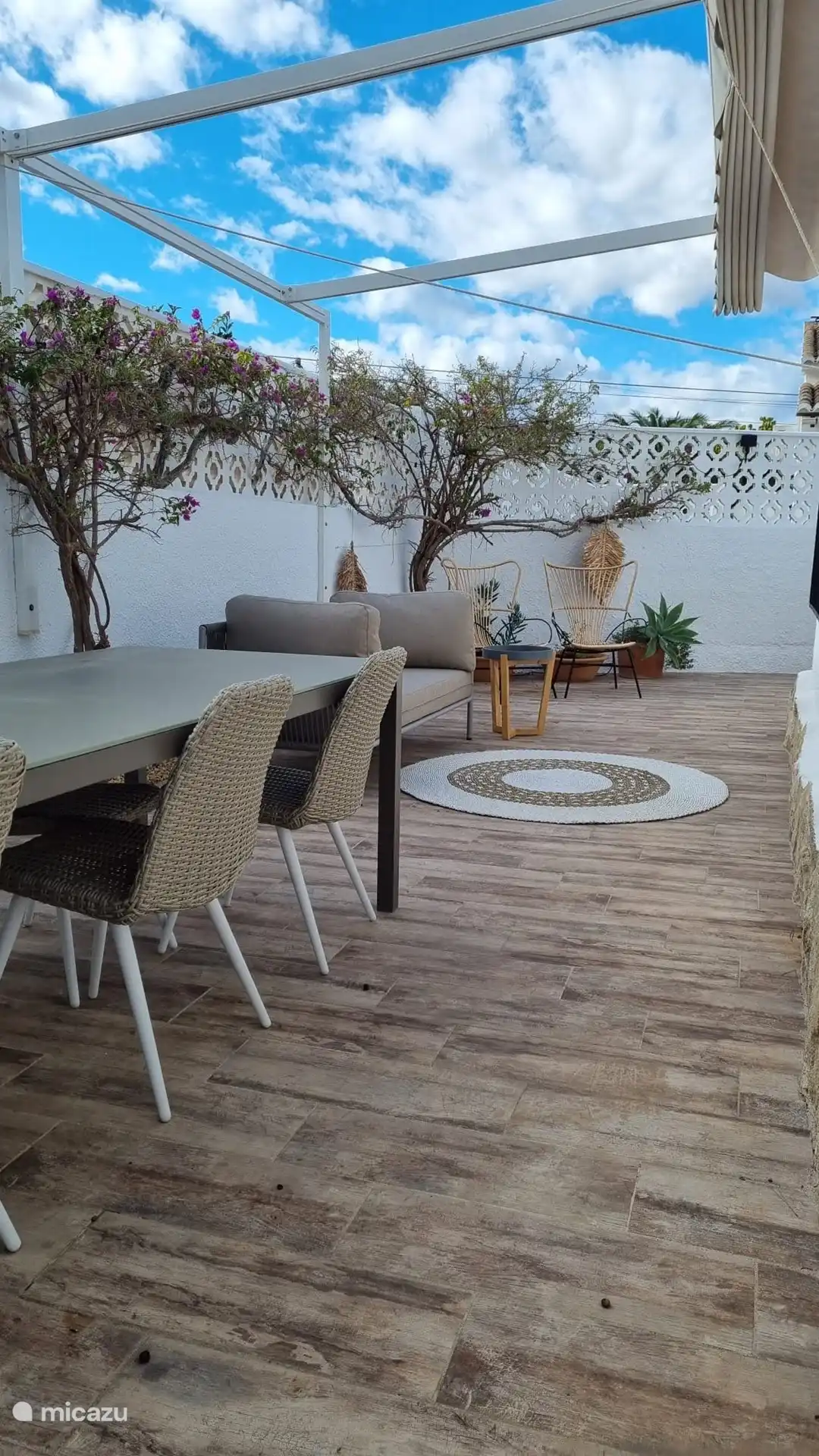 Notre terrasse confortable et ensoleillée, avec couverture pour le soleil ou la pluie 