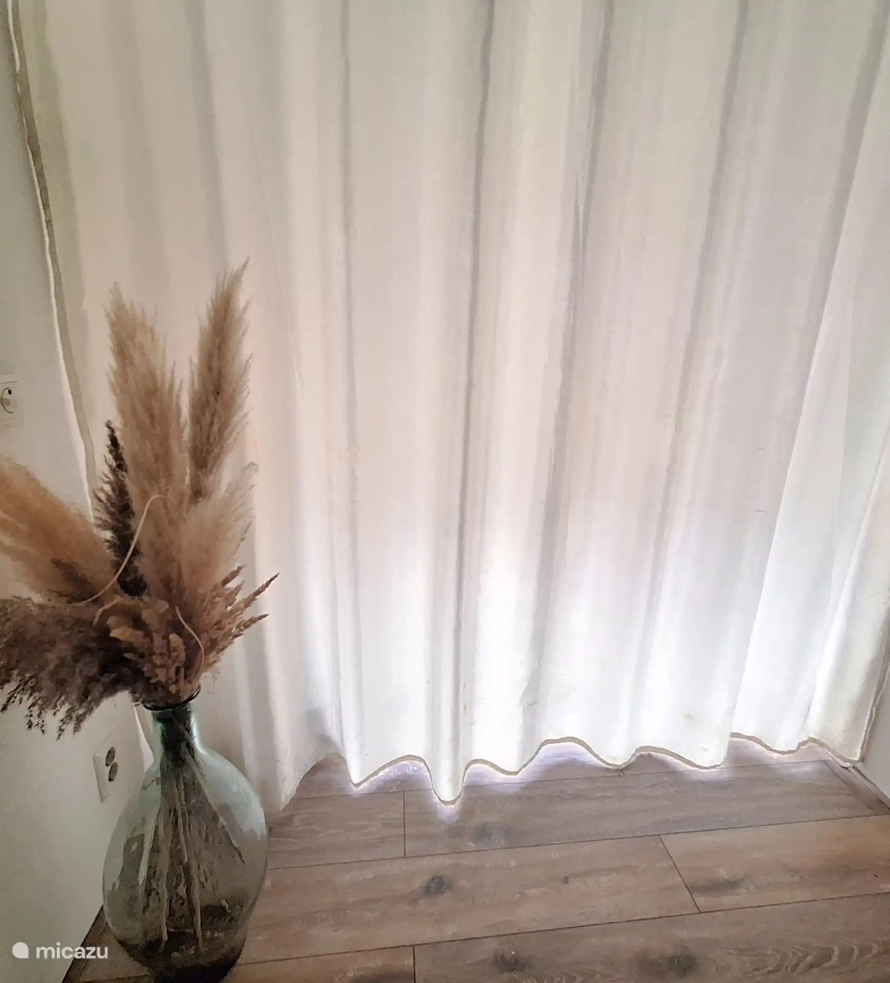 Trennwand im Flur mit privatem Raum.