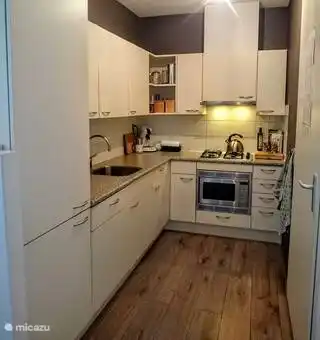 Schöne Küche mit geräumigem Einbaukühlschrank. Kostenloser Kaffee/Tee und einige Erfrischungen. 