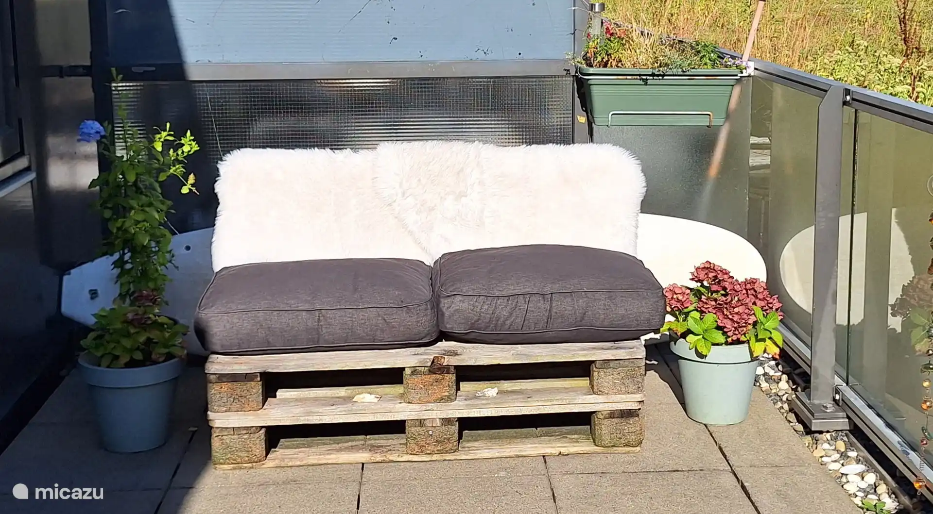 Terrasse mit Sitzgelegenheiten auf der Rückseite des Hauses