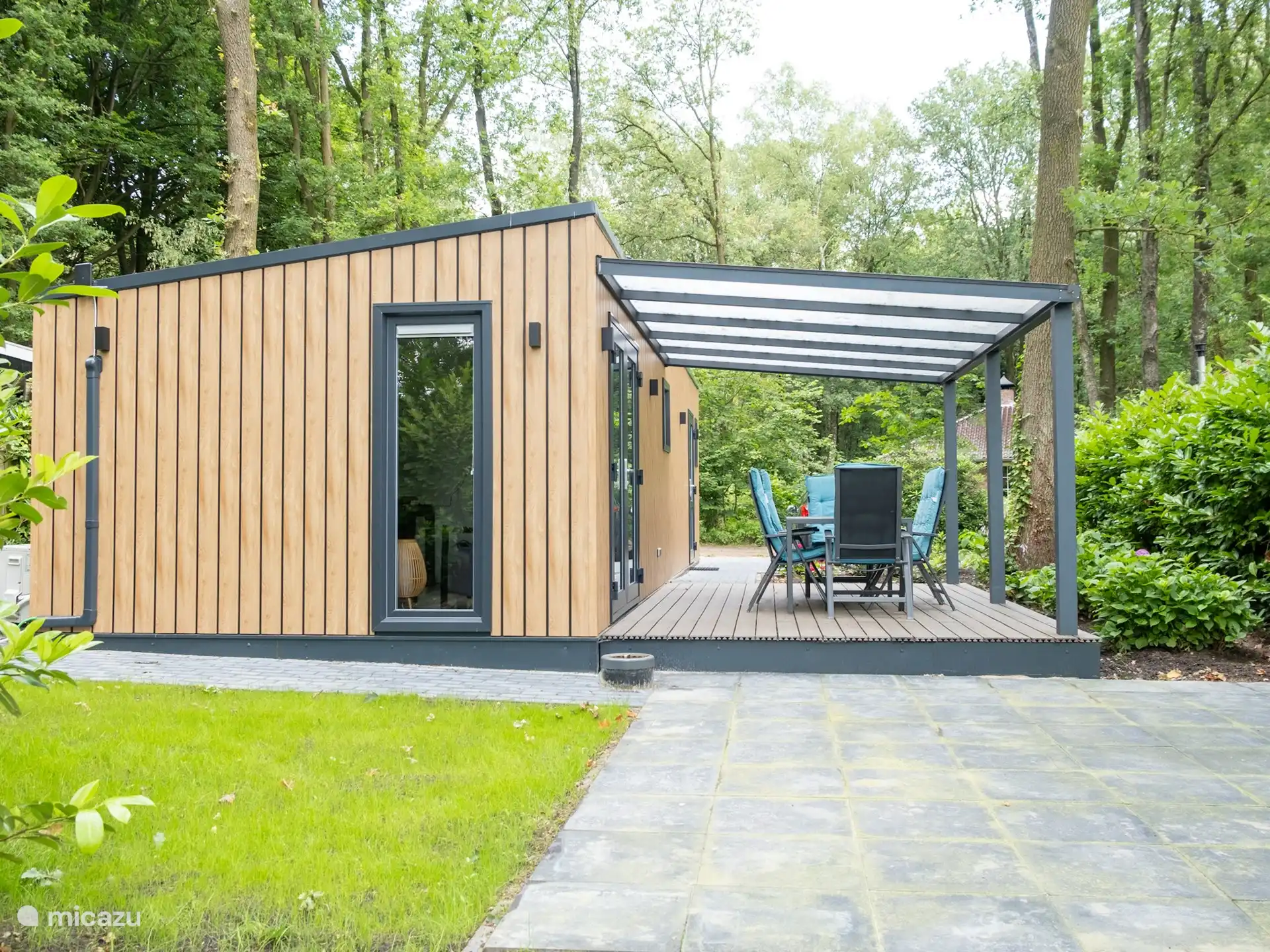 Seitlich mit Veranda und separater Terrasse
