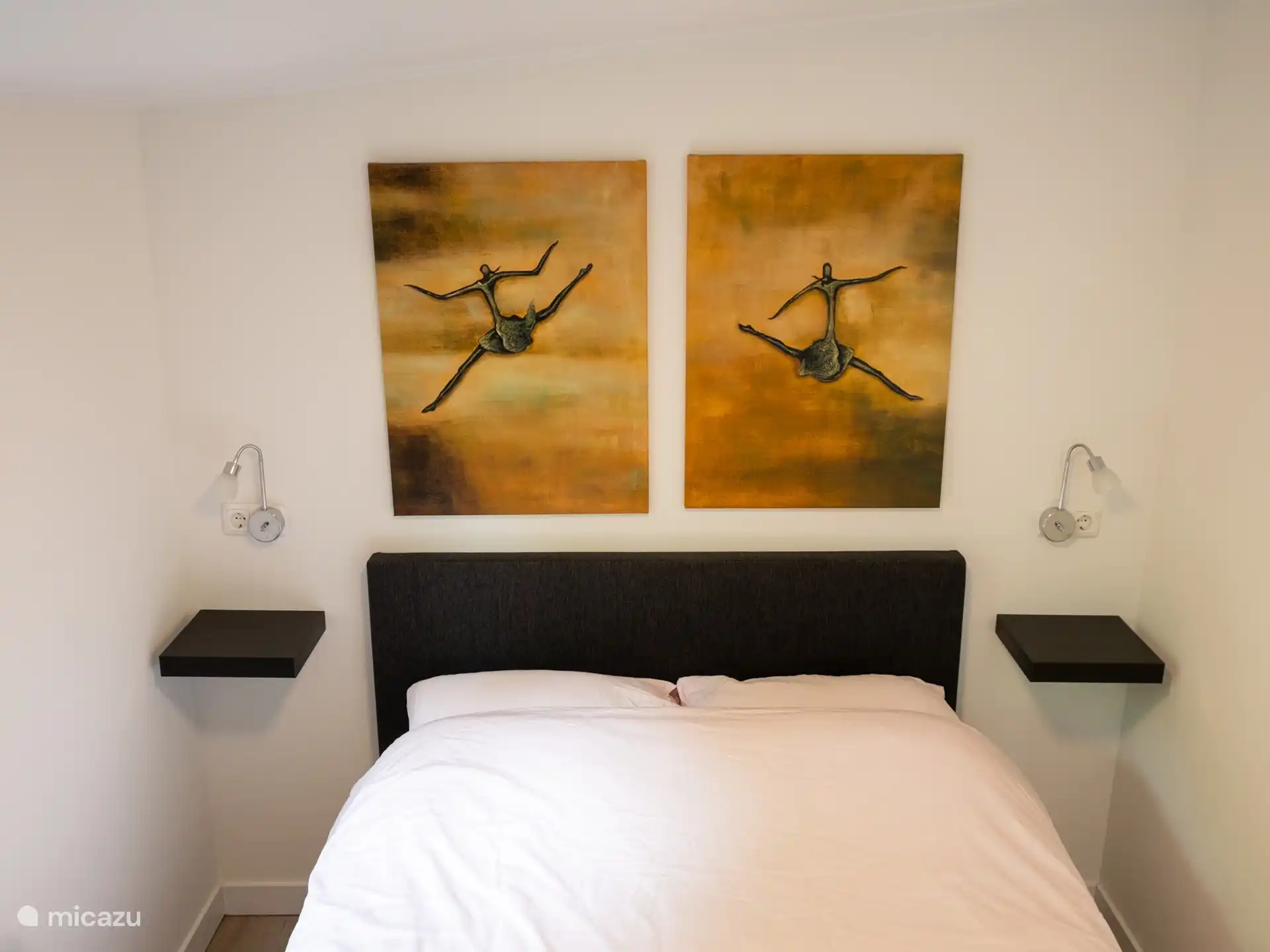 Schlafzimmer 1 mit Doppelbett und großem Kleiderschrank