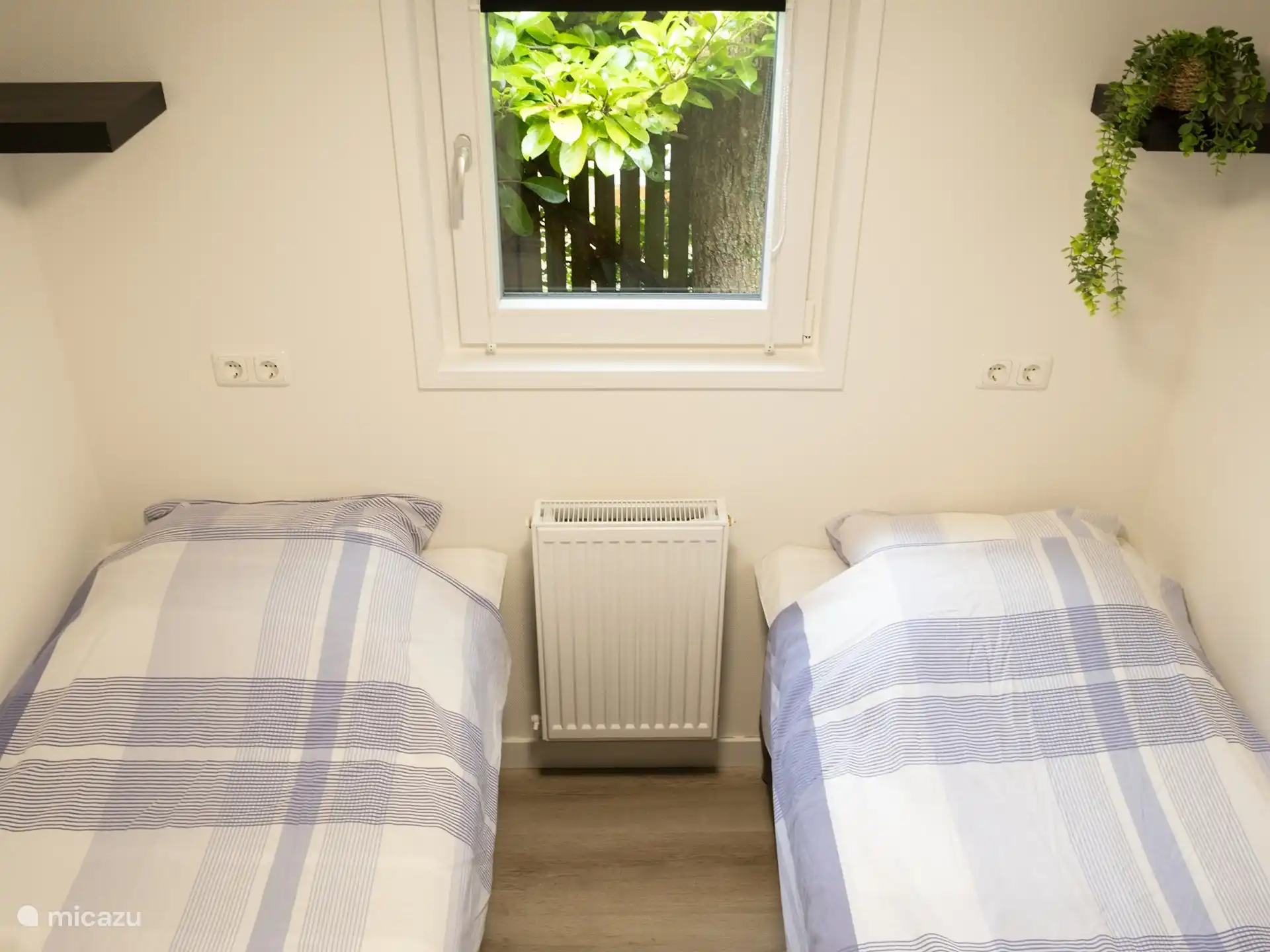 Schlafzimmer 2 mit 2 Einzelbetten und Wandschränken