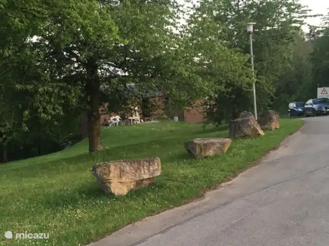 Wandelen, België, Ardennen, Blaimont, bungalow Arduena - Het Ardennetje Weg voorkant huisje met parkeer mogelijkheden