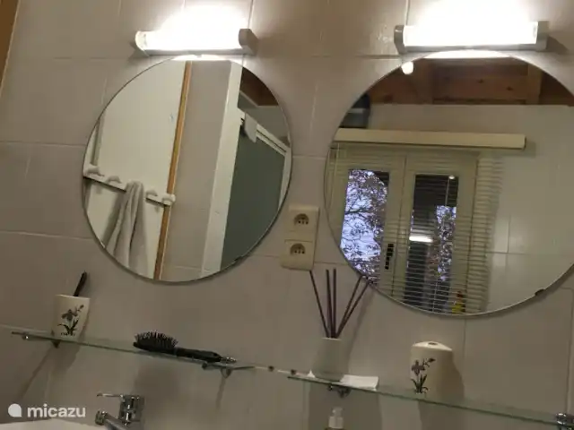 Wandelen, België, Ardennen, Blaimont, bungalow Arduena - Het Ardennetje 2 wasbakken badkamer