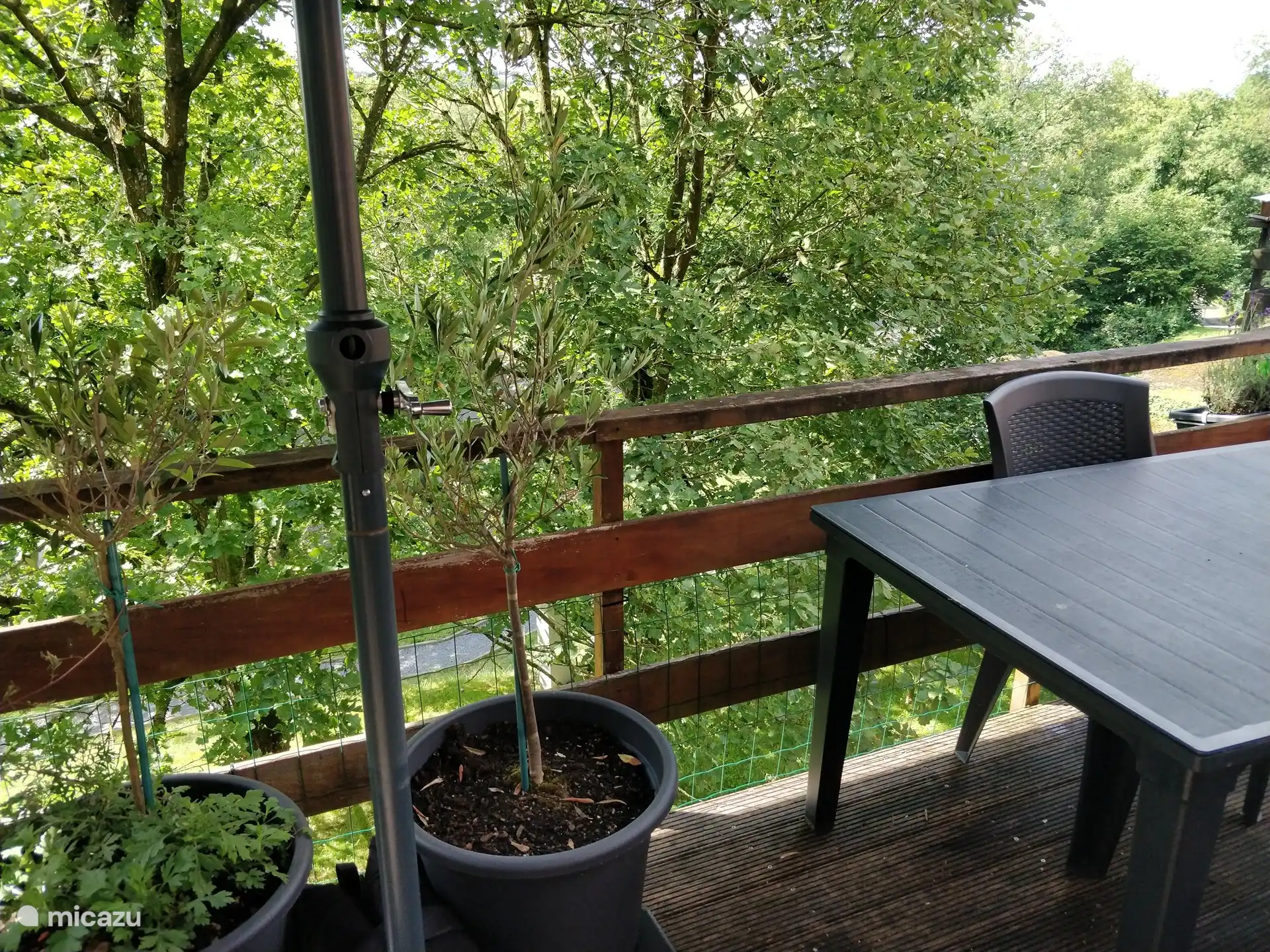 Terrasse auf der Rückseite des Ferienhauses 