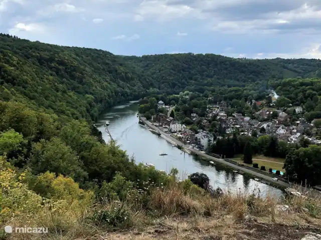 Wandelen, België, Ardennen, Blaimont, bungalow Arduena - Het Ardennetje Hoog op de berg uitzicht over de Maasvallei ter hoogte van Waulsort.