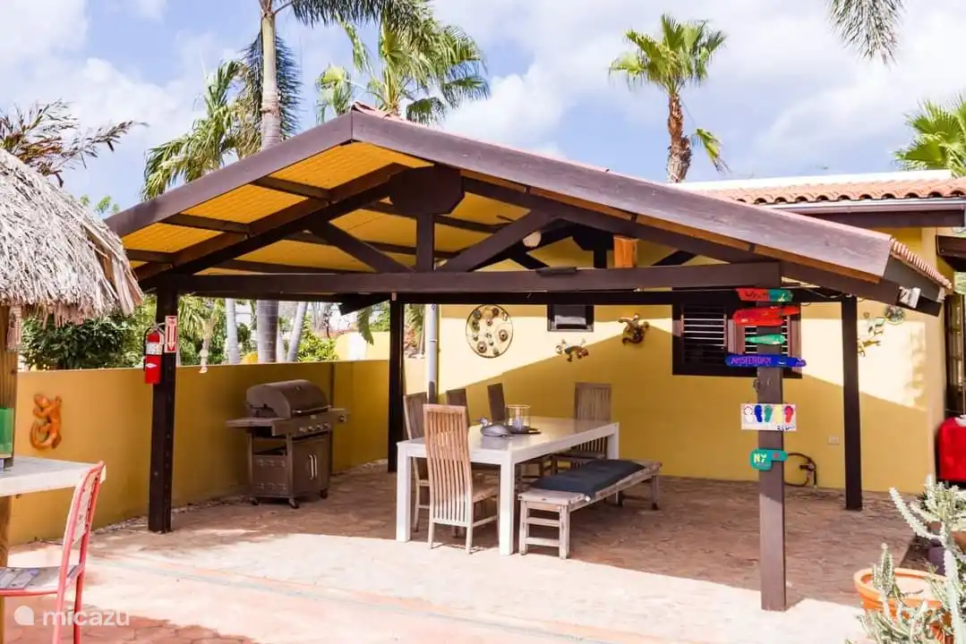 Lesetisch für den gemeinsamen Gebrauch. Sie können unseren Grill kostenlos nutzen.