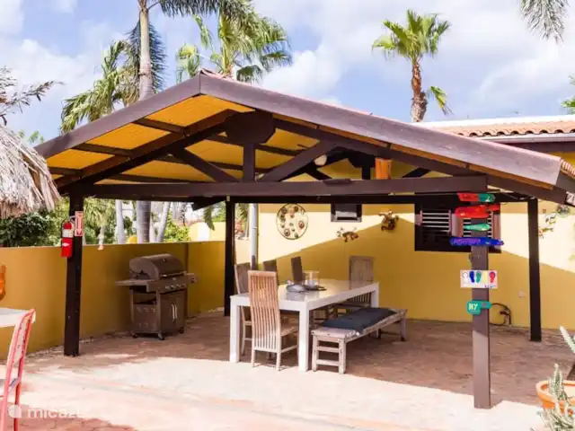 Apartamentos Caya Luna- casita Blenchi en Aruba, Oranjestad, Oranjestad - studio Mesa de lectura de uso común. Puedes utilizar nuestra barbacoa de forma gratuita.