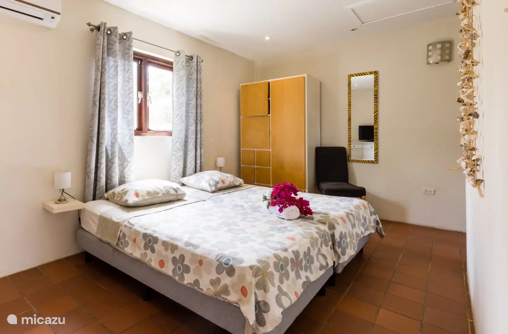 Schlafzimmer mit 2 Boxspringbetten. 2x 90x200 cm