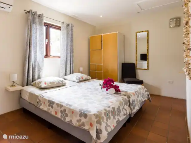 Apartamentos Caya Luna- casita Blenchi en Aruba, Oranjestad, Oranjestad - studio Dormitorio con 2 somieres. 2x 90x200