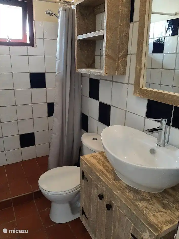 Badezimmer mit Warmwasserdusche