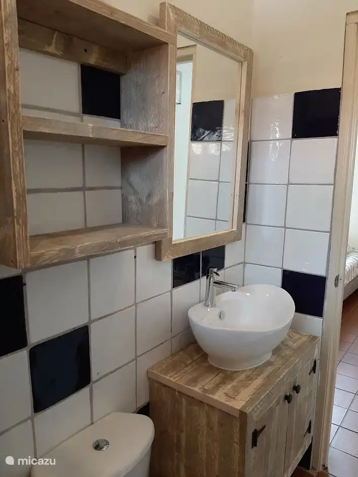 Badezimmer mit Warmwasserdusche