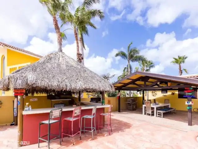 Apartamentos Caya Luna- casita Blenchi en Aruba, Oranjestad, Oranjestad - studio Tikkiebar para muchas veladas agradables. Detrás de la barra hay una nevera donde tomamos una bebida por la primera noche y el desayuno por la mañana, de pago.
