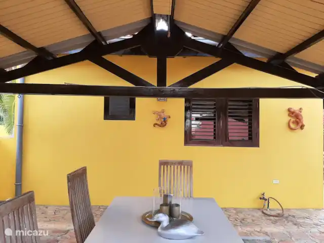 Apartamentos Caya Luna- casita Blenchi en Aruba, Oranjestad, Oranjestad - studio Mesa de lectura de uso común. Puedes utilizar nuestra barbacoa de forma gratuita.