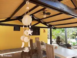 Lesetisch für den gemeinsamen Gebrauch. Sie können unseren Grill kostenlos nutzen.