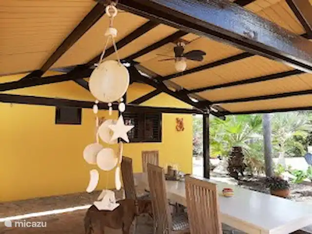 Apartamentos Caya Luna- casita Blenchi en Aruba, Oranjestad, Oranjestad - studio Mesa de lectura de uso común. Puede utilizar nuestra barbacoa de forma gratuita.