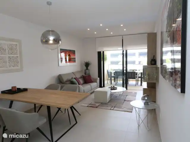 Flamenca Village Resort près de la plage | Espagne, Costa Blanca, Orihuela Costa - appartement Table à manger et salon