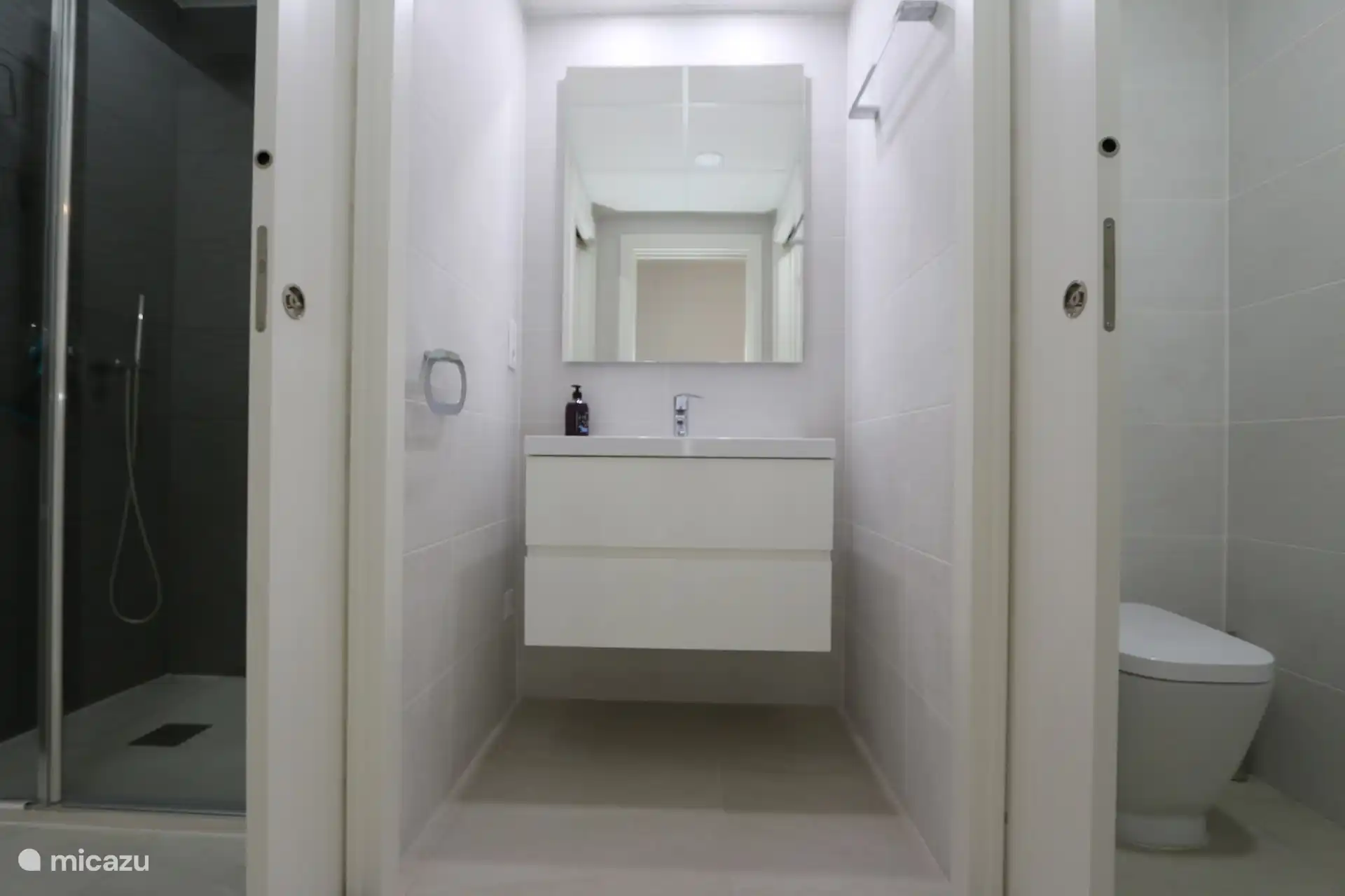 Salle de bain avec douche à l’italienne