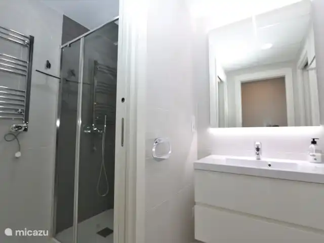 Flamenca Village Resort près de la plage | Espagne, Costa Blanca, Orihuela Costa - appartement Salle de bain avec douche à l’italienne