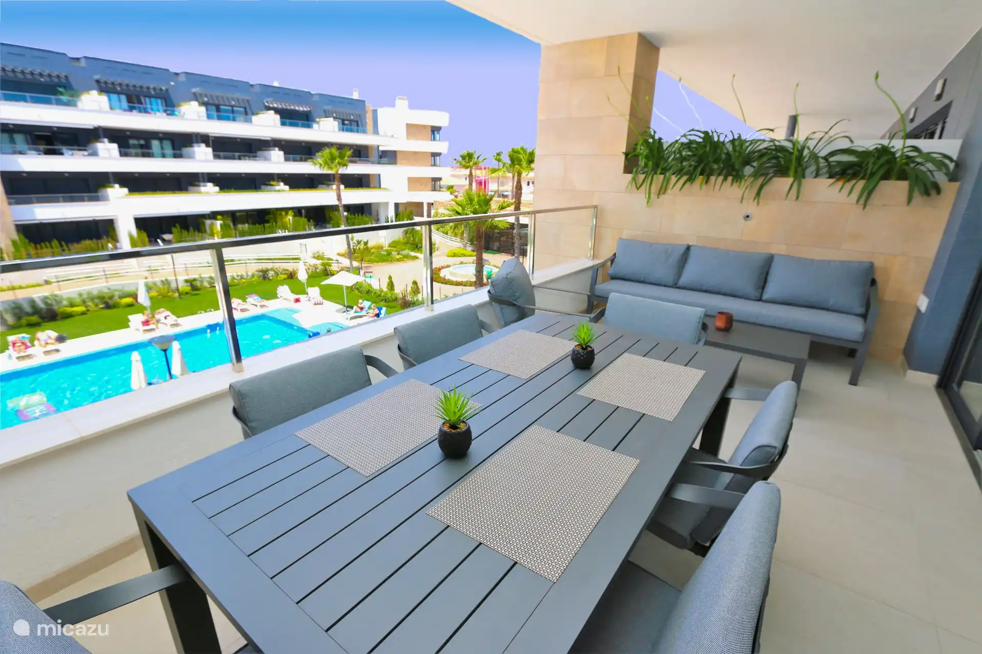 Balcon avec table à manger et salon