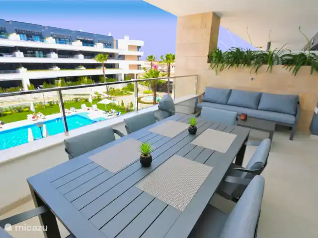 Flamenca Village Resort près de la plage | Espagne, Costa Blanca, Orihuela Costa - appartement Balcon avec table à manger et salon
