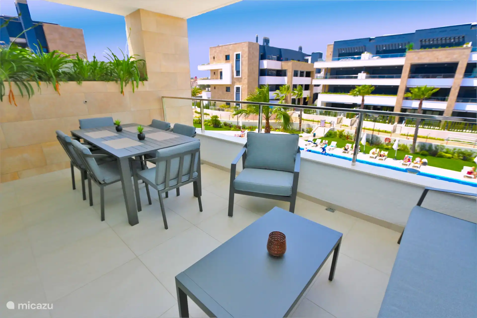 Balcon avec table à manger et salon