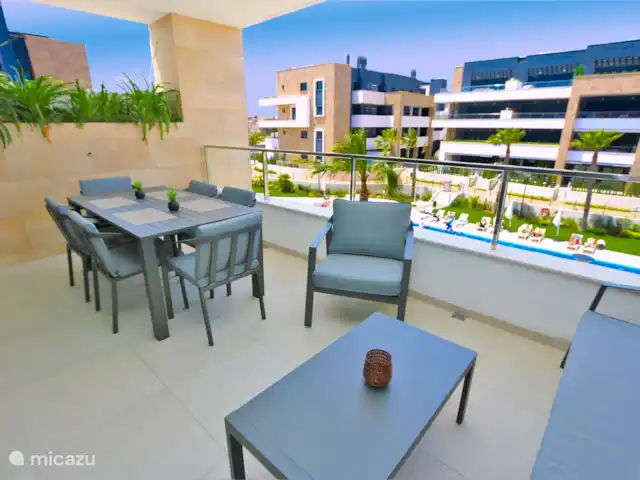 Flamenca Village Resort près de la plage | Espagne, Costa Blanca, Orihuela Costa - appartement Balcon avec table à manger et salon