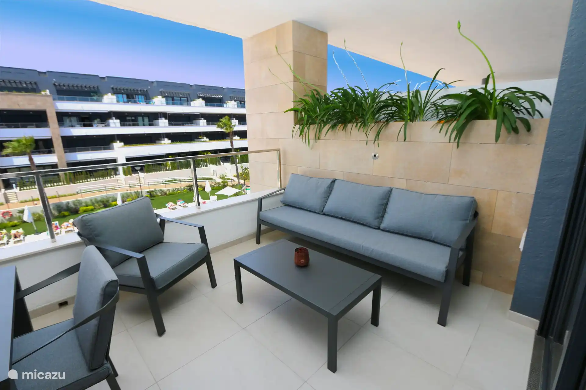 Balcon avec table à manger et salon