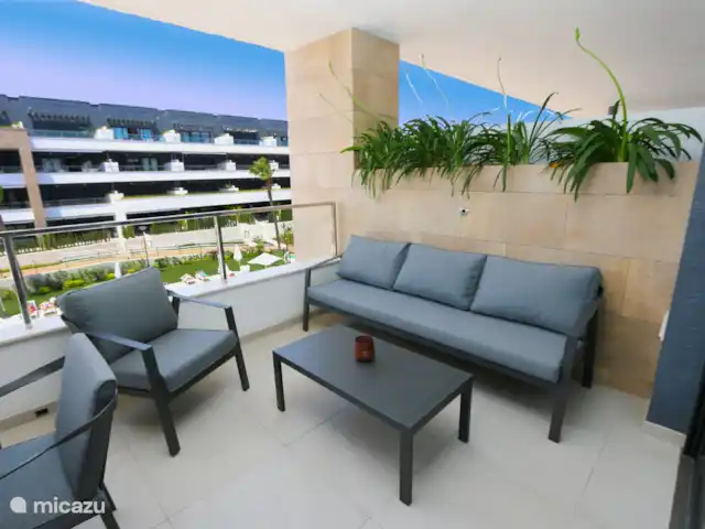 Flamenca Village Resort près de la plage | Espagne, Costa Blanca, Orihuela Costa - appartement Balcon avec table à manger et salon