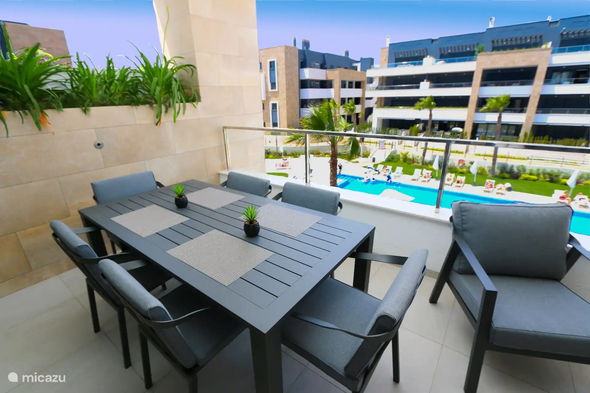 Balcon avec table à manger et salon