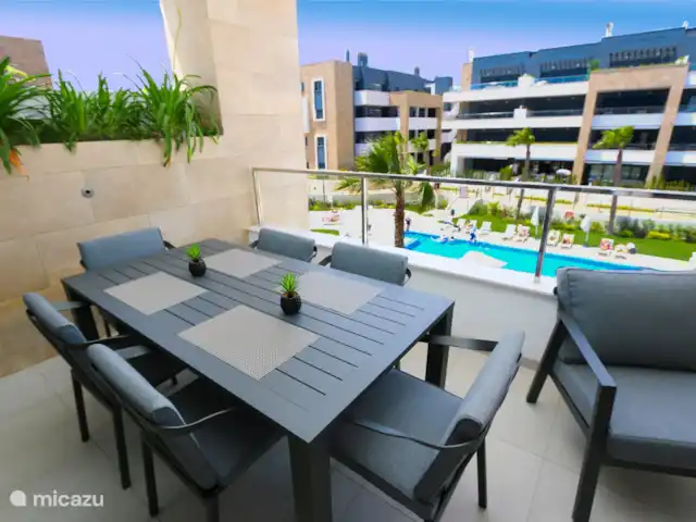 Flamenca Village Resort près de la plage | Espagne, Costa Blanca, Orihuela Costa - appartement Balcon avec table à manger et salon