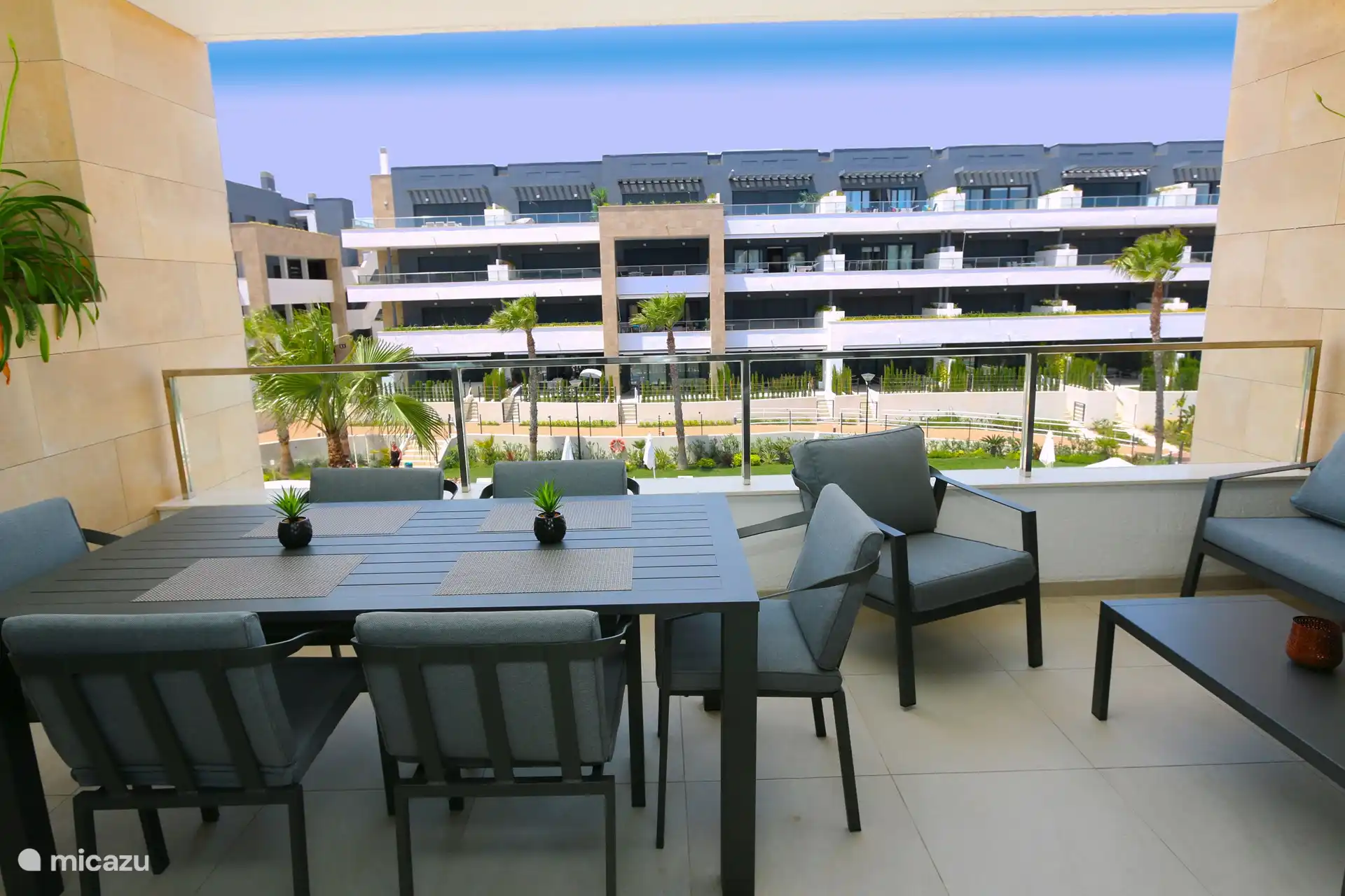 Balcon avec table à manger et salon