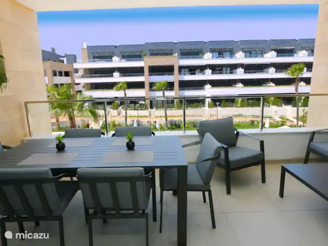 Flamenca Village Resort près de la plage | Espagne, Costa Blanca, Orihuela Costa - appartement Balcon avec table à manger et salon