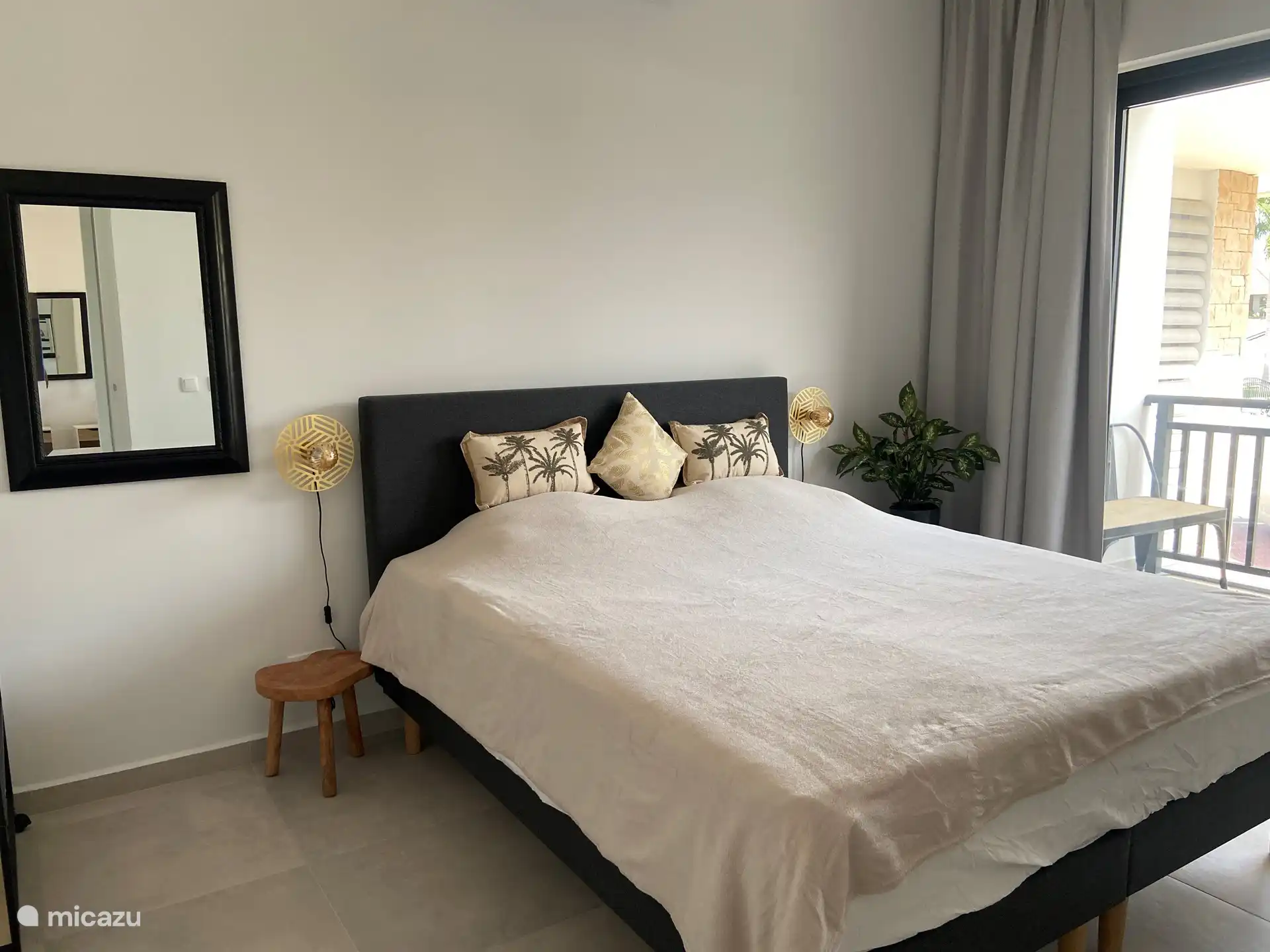 Schlafzimmer 1 ohne TV; mit Schiebetür zur Terrasse