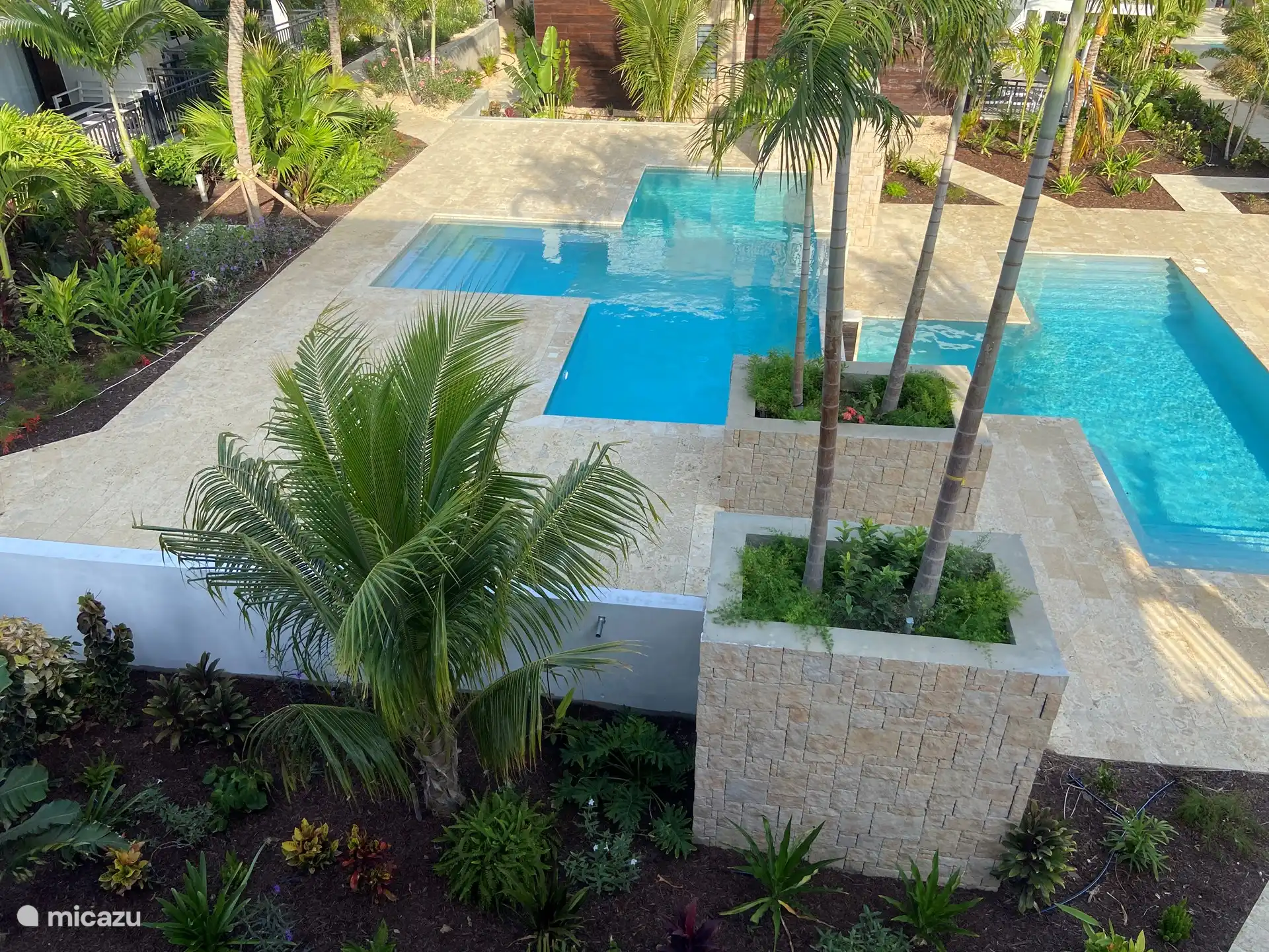 Blick auf die seitliche Terrasse