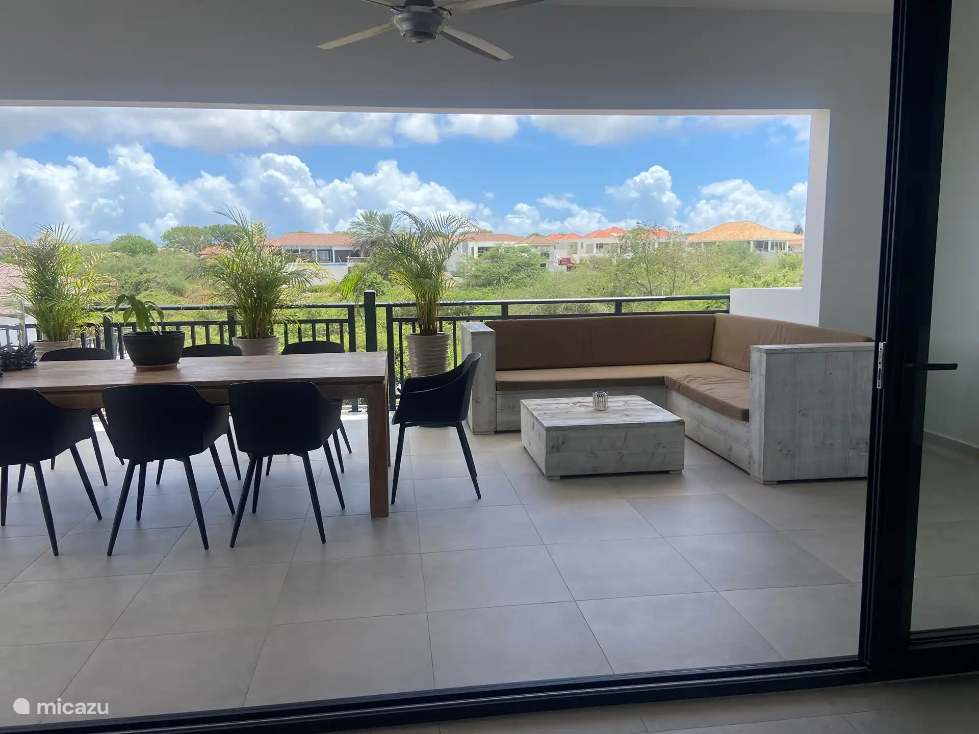 Blick von der Terrasse und dem Wohnzimmer/der Küche