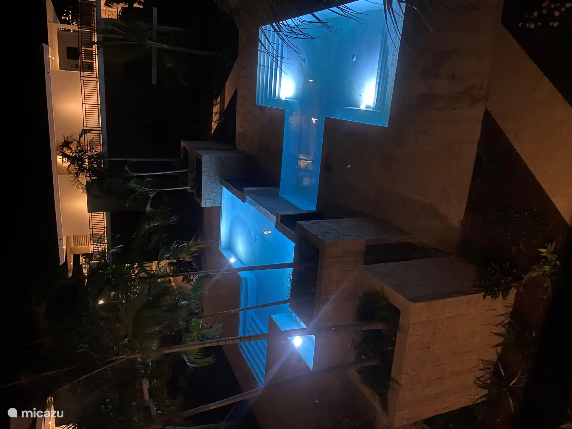 1 der 2 Schwimmbäder bei Nacht