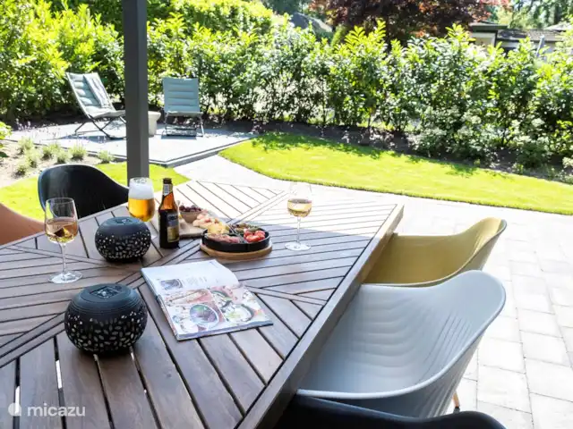 Nuestra casa de campo en el Veluwe: Pinecone en Países Bajos, Güeldres, Beekbergen - chalet Cuando llueve, todavía puedes sentarte afuera en tu terraza.