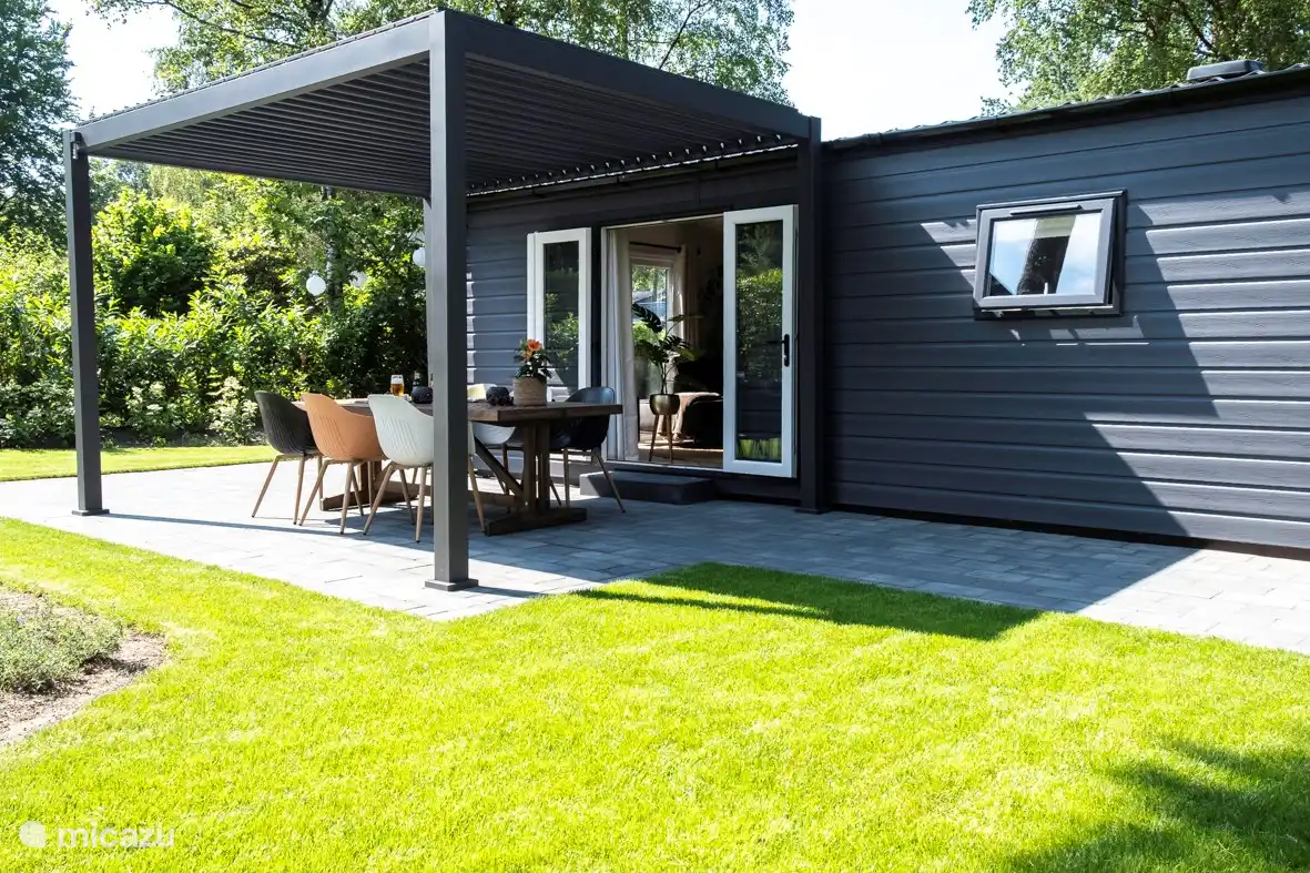 Terraza con amplia mesa para 6 personas.