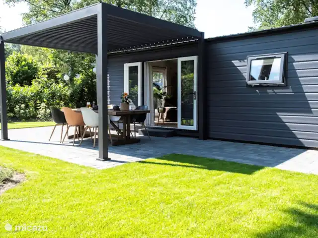 Nuestra casa de campo en el Veluwe: Pinecone en Países Bajos, Güeldres, Beekbergen - chalet Terraza con amplia mesa para 6 personas.