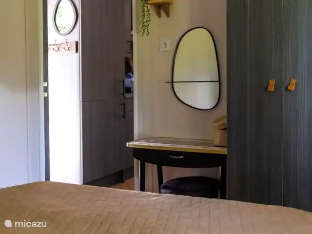 Nuestra casa de campo en el Veluwe: Pinecone en Países Bajos, Güeldres, Beekbergen - chalet Tocador en el dormitorio.