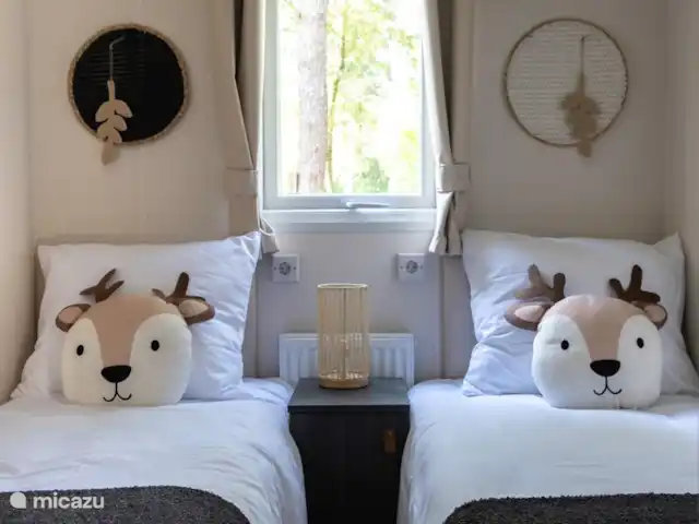 Nuestra casa de campo en el Veluwe: Pinecone en Países Bajos, Güeldres, Beekbergen - chalet Dormitorio con 2x 1 cama.