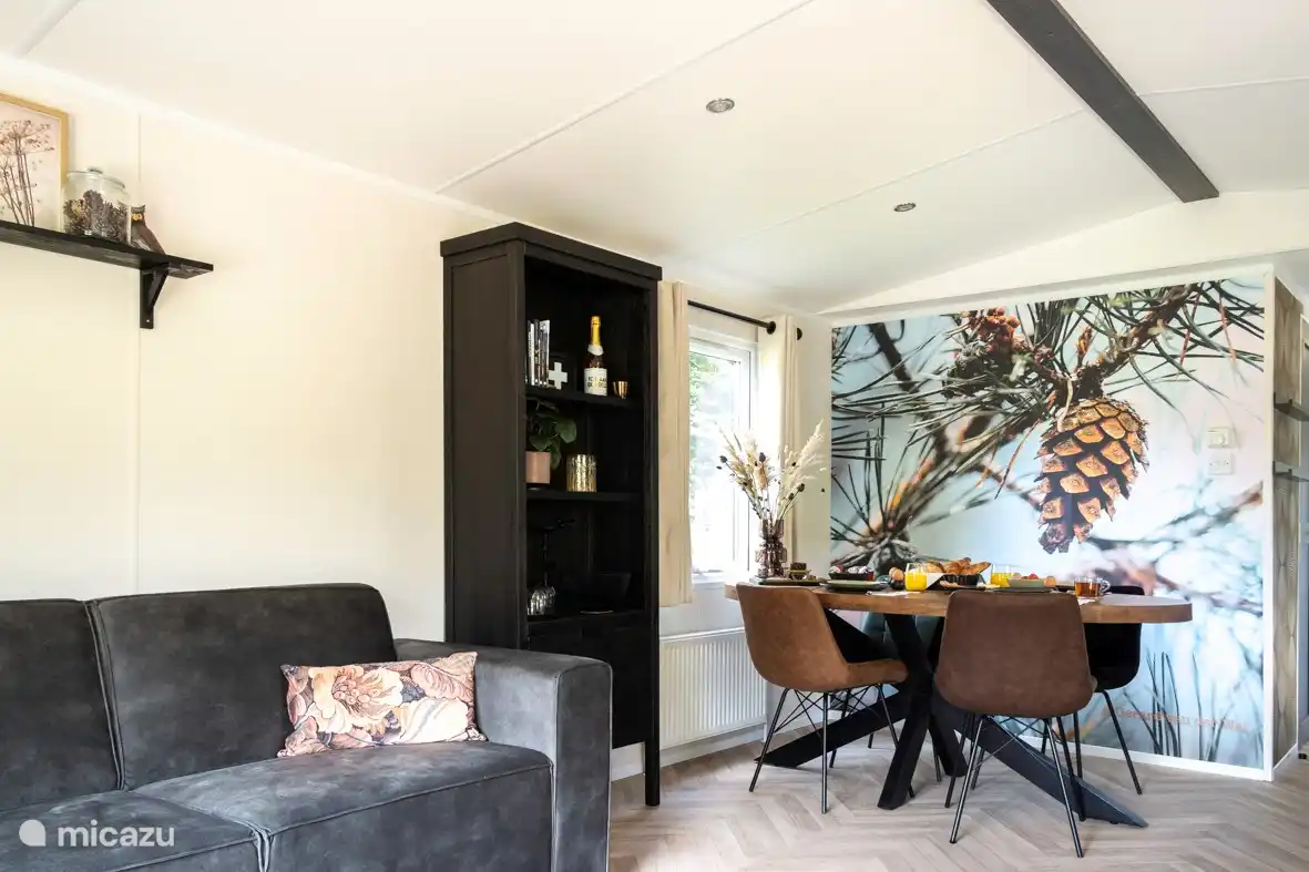 Amplia mesa de comedor para 4 personas.