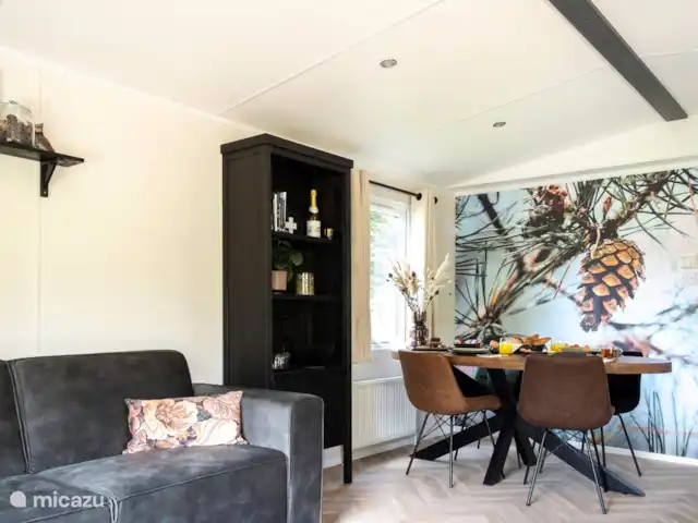 Nuestra casa de campo en el Veluwe: Pinecone en Países Bajos, Güeldres, Beekbergen - chalet Amplia mesa de comedor para 4 personas.