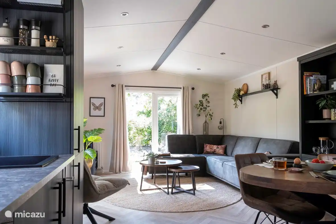 Salón comedor con amplio sofá.