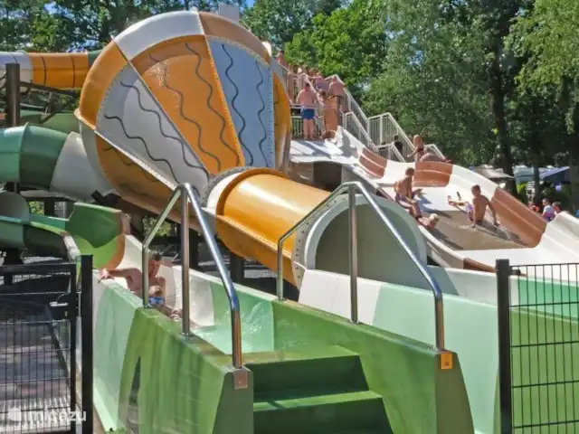 Nuestra casa de campo en el Veluwe: Pinecone en Países Bajos, Güeldres, Beekbergen - chalet Toboganes en la piscina del parque de vacaciones. Entrada gratuita para nuestros huéspedes.